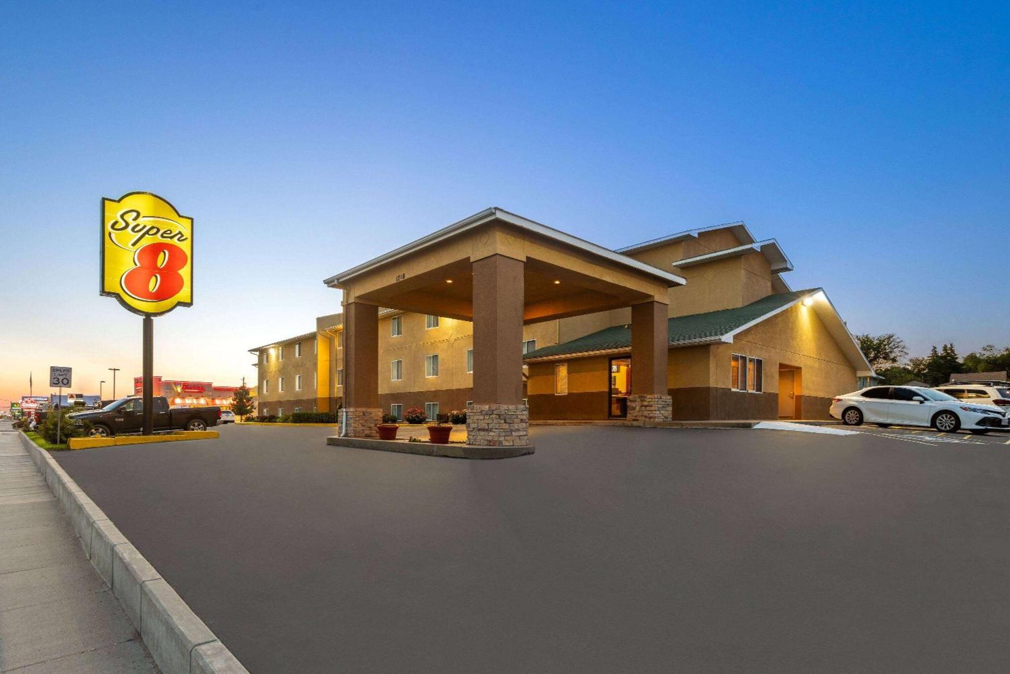 Super 8 By Wyndham Dodge City Exterior foto